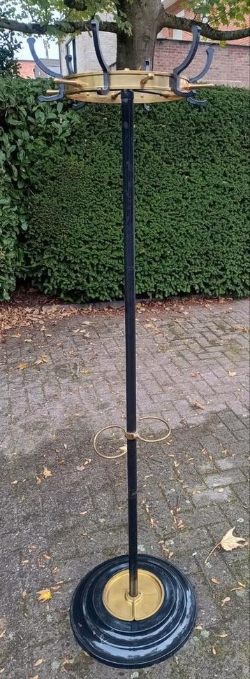 Antieke ijzeren kapstok beschikbaar voor biedingen
