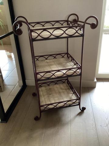 Smeedijzeren bijzettafel beschikbaar voor biedingen