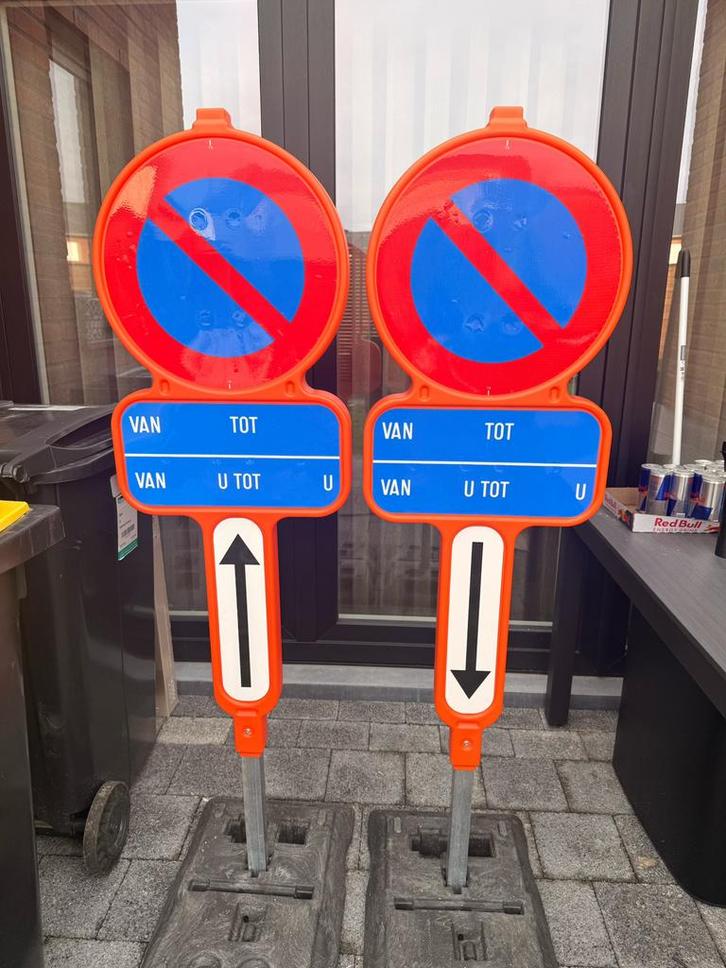TE HUUR: Set E1 parkeerverbod borden met voet, Hobby en Vrije tijd, Feestartikelen | Verhuur, Nieuw, Ophalen