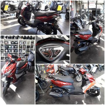 GTS sirocco mat zwart nieuwe scooter A/B klasse beschikbaar voor biedingen
