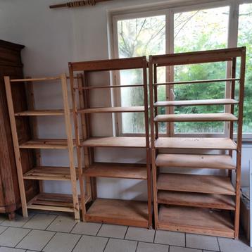 Lot de 3 étagères en bois style Ikéa disponible aux enchères