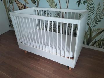 Petit Amelie babybed + matras beschikbaar voor biedingen