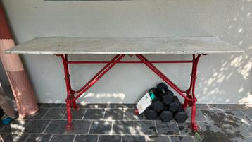 Marmeren tafel uit schildersatelier beschikbaar voor biedingen