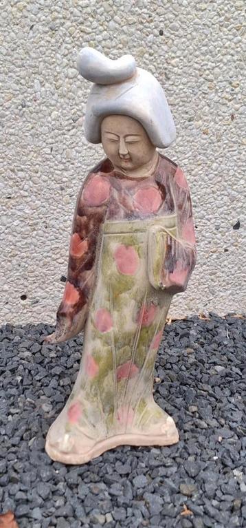 Oud Japans keramisch beeld in traditionele kleding. beschikbaar voor biedingen