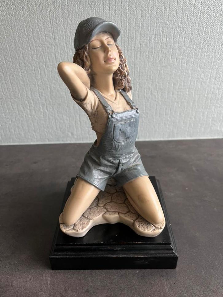 Decoratief vintage beeldje gesigneerd, Verzamelen, Beelden en Beeldjes, Zo goed als nieuw, Ophalen