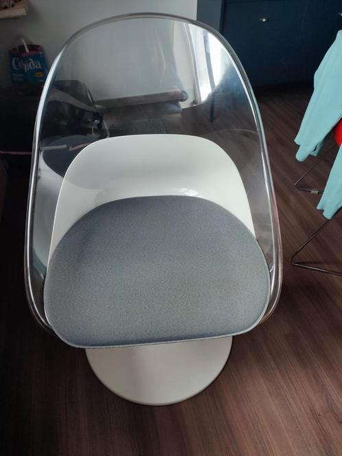 4draaiende kuipstoelen/tulpstoelen, 2 witte + 2 zwarte, Huis en Inrichting, Stoelen, Zo goed als nieuw, Ophalen