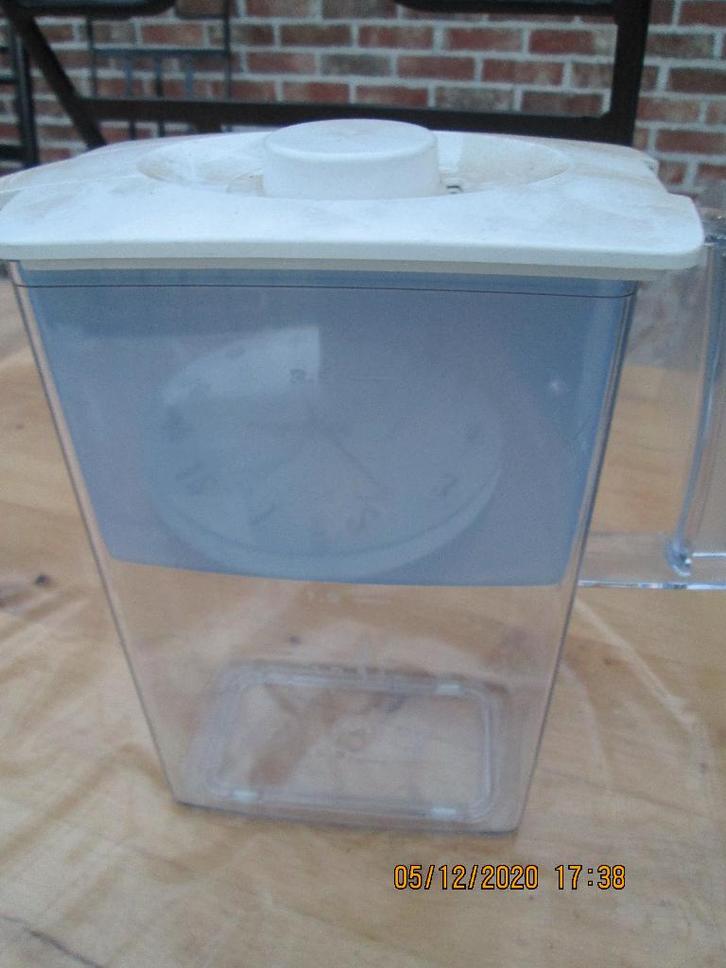 Carafe filtrante transparente et blanche, Maison & Meubles, Cuisine | Ustensiles de cuisine, Comme neuf, Enlèvement ou Envoi