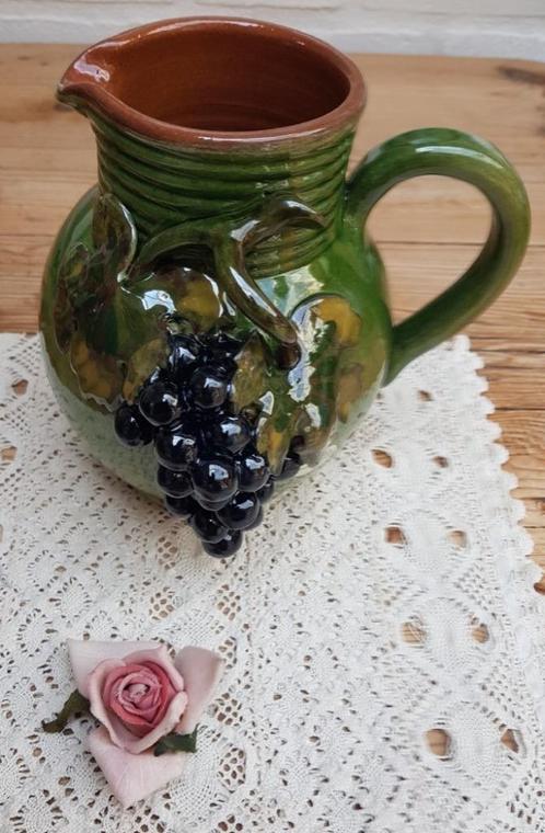 Franse handgemaakte groene keramieke kan met druiven reliëf, Antiek en Kunst, Curiosa en Brocante, Ophalen of Verzenden