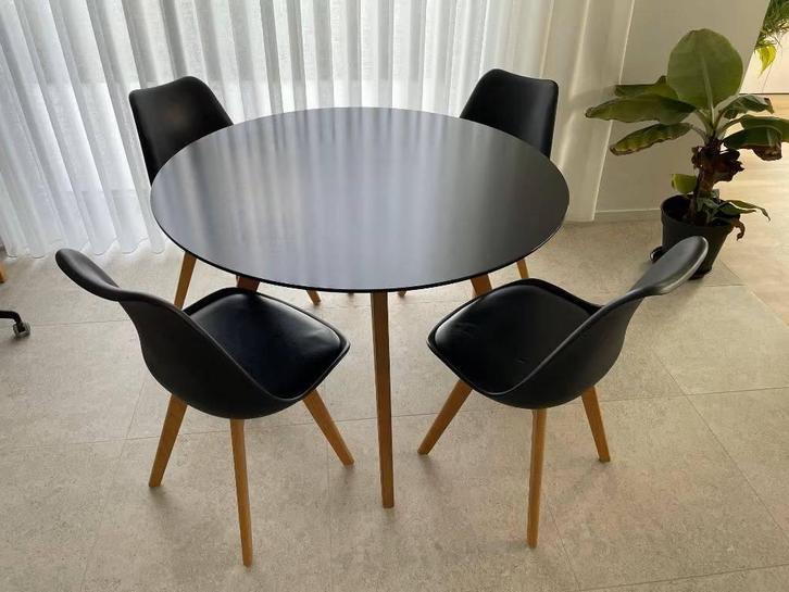 Ronde zwart gelakte eiken tafel 110 cm met 4 stoelen, Huis en Inrichting, Tafels | Eettafels, Zo goed als nieuw, 100 tot 150 cm