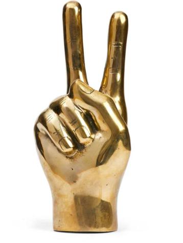 Sculptuur hand van de overwinning beschikbaar voor biedingen