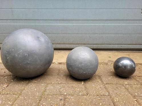 Brocante loden bollen parels tuinbeeld voor in de tuin, Tuin en Terras, Tuinbeelden, Zo goed als nieuw, Overige typen, Metaal