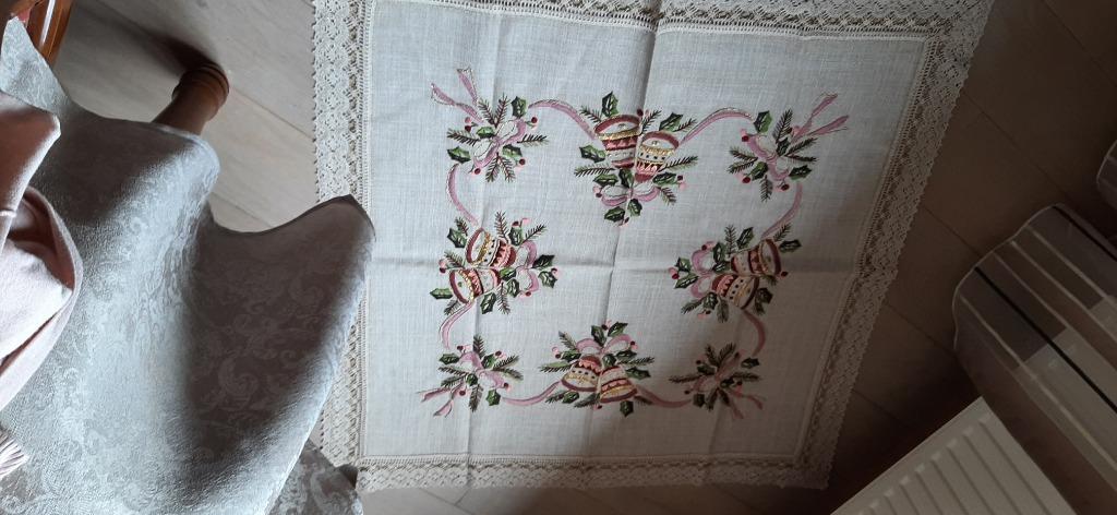 Napperon Noël brodé à la main, Enlèvement ou Envoi, Comme neuf