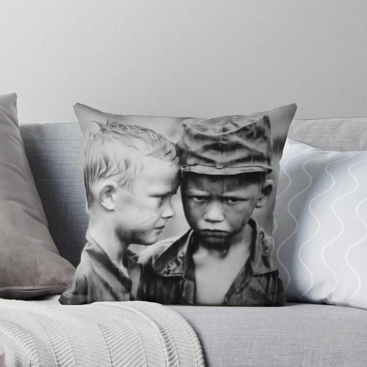 Sierkussen - Sons of the Reich - Bank - Woonkamer - Bed, Huis en Inrichting, Woonaccessoires | Kussens, Nieuw, Grijs, Vierkant