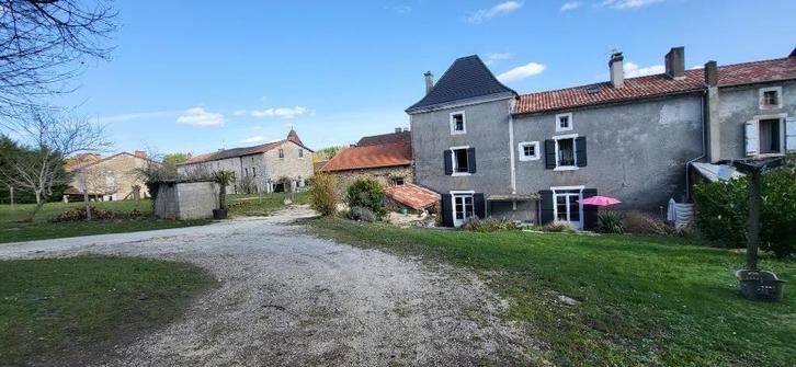 Gerenoveerd 19e-eeuws herenhuis met 2800 m2 tuin, Immo, Buitenland, Frankrijk, Woonhuis, Dorp