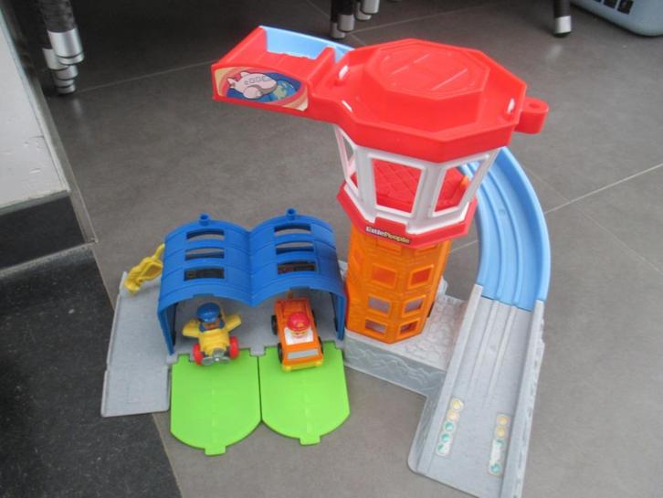 Fisher Price little people garage &toren+ auto en helicopter, Kinderen en Baby's, Speelgoed | Fisher-Price, Zo goed als nieuw
