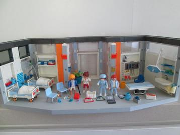 Playmobil ziekenhuis, met vier poppetjes, meubels enz beschikbaar voor biedingen