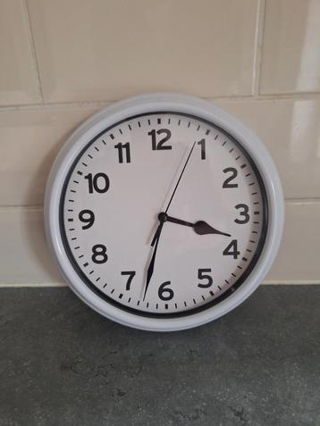 Analoge wandklok wit beschikbaar voor biedingen