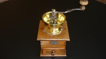 Zeer oude koffiemolen beschikbaar voor biedingen