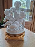 Biscuit porseleinen beeldje 3 engelen, Capodimonte, Antiek en Kunst, Ophalen