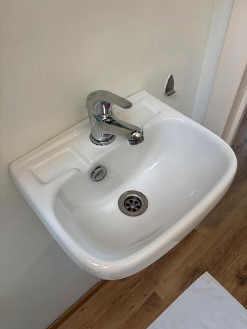 Toilet wastafeltje beschikbaar voor biedingen