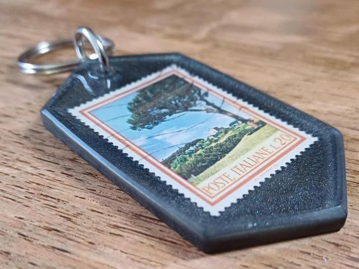 Postzegel-in-hars sleutelhanger (Italië, 1966), Handtassen en Accessoires, Overige Accessoires, Nieuw, Verzenden