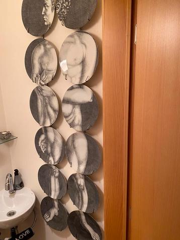 Set van 12 borden “ Adamo” van Piero Fornasetti. beschikbaar voor biedingen
