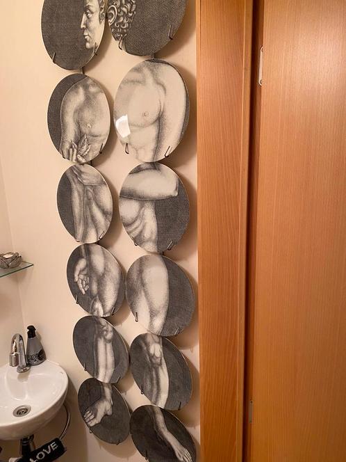 Set van 12 borden “ Adamo” van Piero Fornasetti., Huis en Inrichting, Woonaccessoires | Dienbladen, Zo goed als nieuw, Ophalen