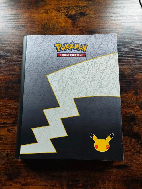 Ultra pro 25th binder (incl. kaarten, zie omschrijving), Hobby en Vrije tijd, Verzamelkaartspellen | Pokémon, Zo goed als nieuw