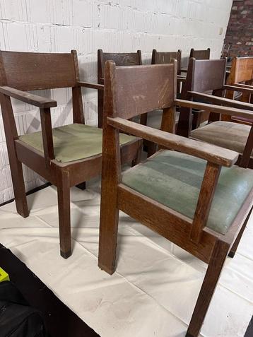 8 Vintage houten stoelen met armleuning beschikbaar voor biedingen