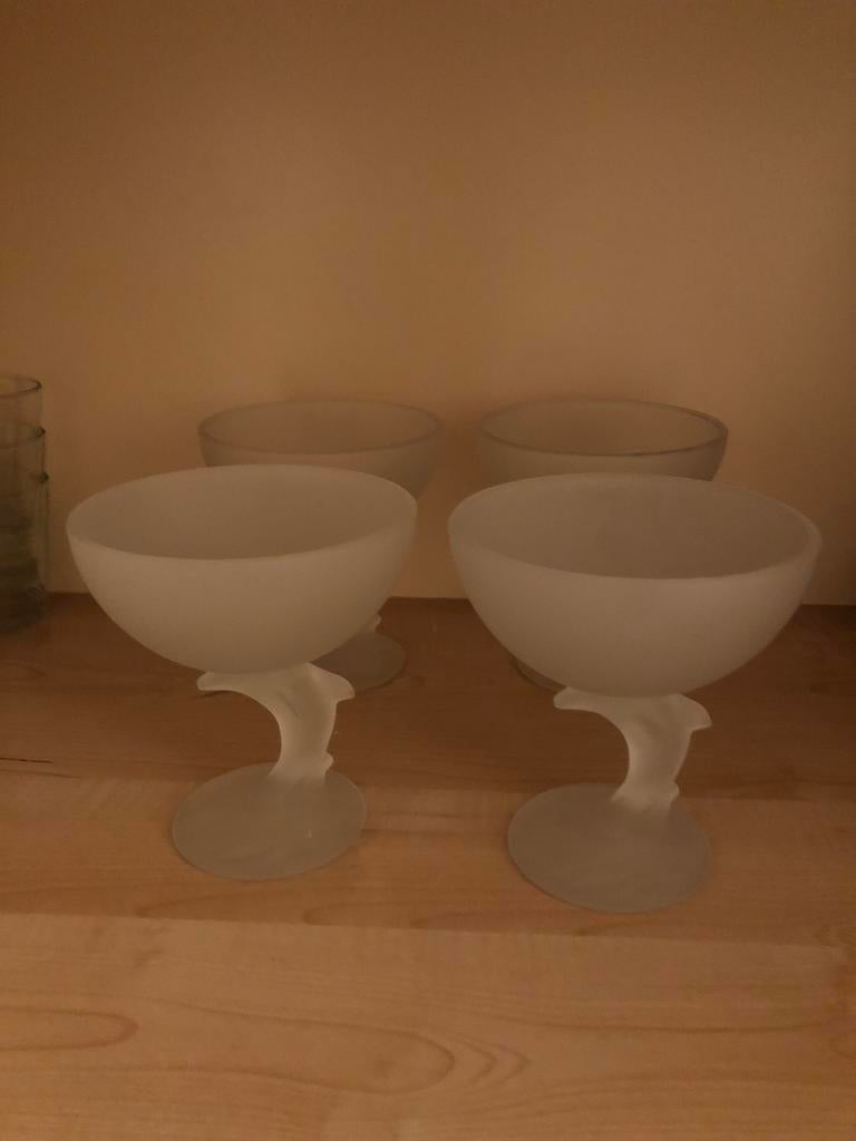 4 mooie ijscoupeglazen met dolfijn in voet, Ophalen, Zo goed als nieuw