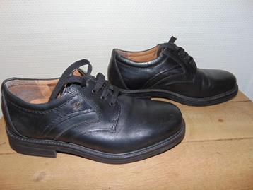 Degelijke schoenen in leder beschikbaar voor biedingen