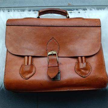 Vintage boekentas beschikbaar voor biedingen