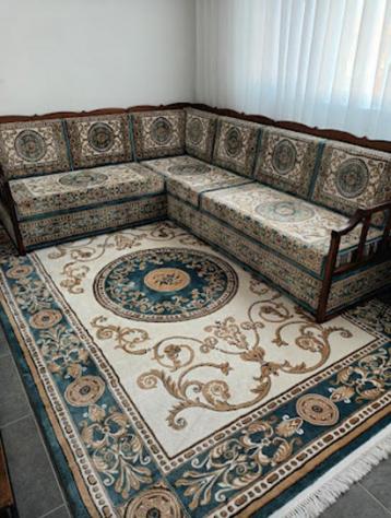 Complete zithoek +tapijt +tafel +poefs  beschikbaar voor biedingen