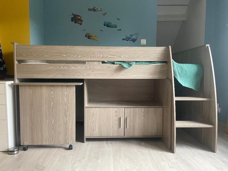 Bed: Half hoogslaper met bureau, Kinderen en Baby's, Kinderkamer | Stapelbedden en Hoogslapers, Zo goed als nieuw, Hoogslaper