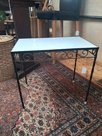 Vintage bijzettafeltje  beschikbaar voor biedingen