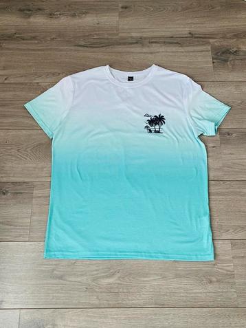 Groene T shirt beschikbaar voor biedingen