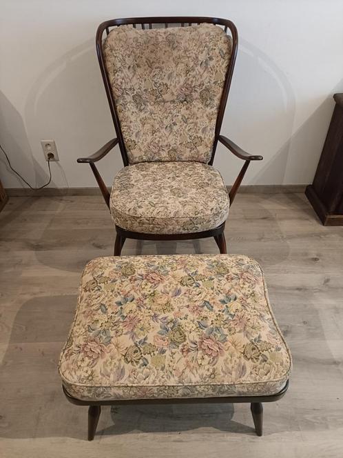 Ercol Windsor lounge stoel met voetenbank., Antiquités & Art, Antiquités | Meubles | Chaises & Canapés, Enlèvement