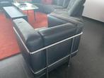 Cassina Le Corbusier LC2 noire, Enlèvement