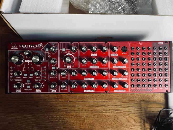 Eurorack : 2hp Pluck, Behringer Neutron, Behringer Victor, Muziek en Instrumenten, Soundmodules, Ophalen of Verzenden