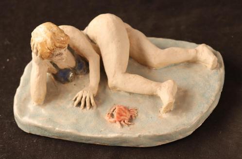 Dame op het strand in keramiek, Antiek en Kunst, Kunst | Beelden en Houtsnijwerken, Ophalen of Verzenden