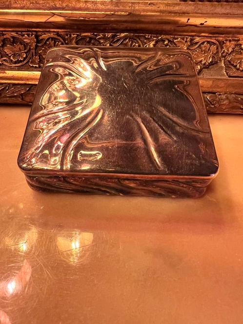 Oud sigaretten doosje ik denk zilver, Verzamelen, Rookartikelen, Aanstekers en Luciferdoosjes, Ophalen of Verzenden