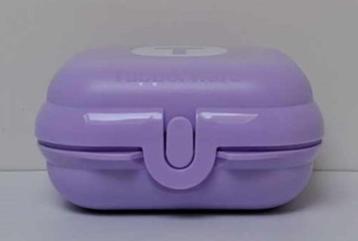 Tupperware™ « Snackbox small - Big T » paars beschikbaar voor biedingen