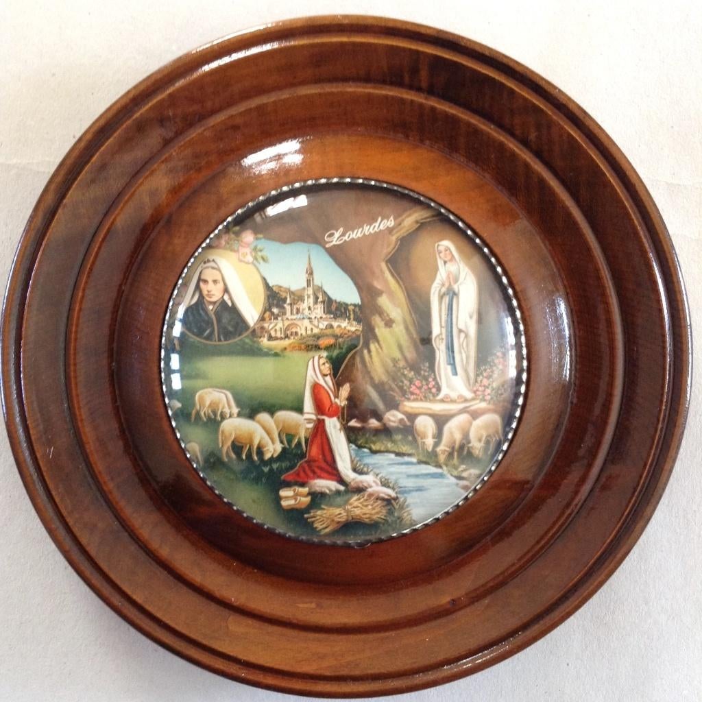 Retro gebogen glasraam Lourdes souvenir Maria en Bernadette, Antiek en Kunst, Antiek | Religieuze voorwerpen, Ophalen of Verzenden