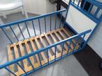 kinderbedje blauw en wit, in hout met houten bodem, Ophalen, Zo goed als nieuw, Lattenbodem, Minder dan 140 cm
