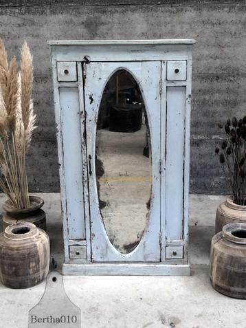 Antieke kast met oude ovale spiegel mooi patina beschikbaar voor biedingen