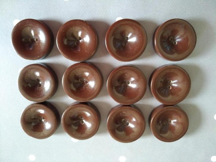 Lot de 12 boutons des années 50 bruns +/- 26 mm, Antiquités & Art, Antiquités | Autres Antiquités, Enlèvement ou Envoi