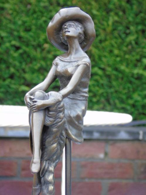 Vrouw met hoed op hoge kruk brons gesigneerd, Antiek en Kunst, Antiek | Brons en Koper, Brons, Ophalen