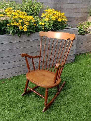 Klassieke houten schommelstoel beschikbaar voor biedingen
