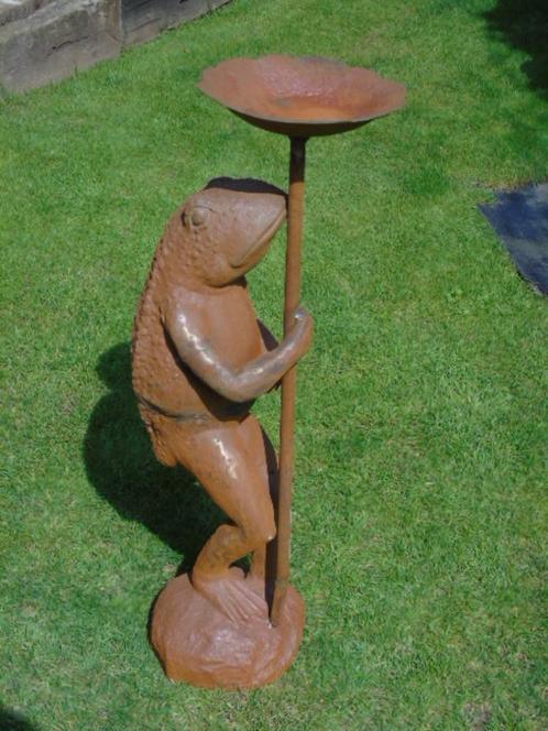 beeld kikker vogelbad in roestig gietijzer H 95 cm, Tuin en Terras, Tuinbeelden, Nieuw, Dierenbeeld, Metaal, Ophalen