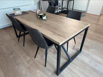 Eettafel + 4 stoelen beschikbaar voor biedingen